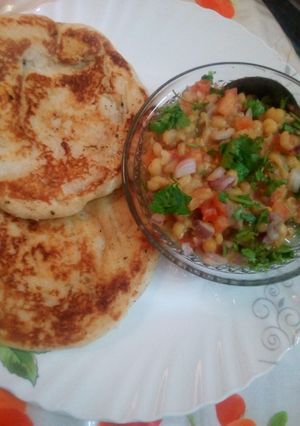 A picture of Amritsari chole kulche.