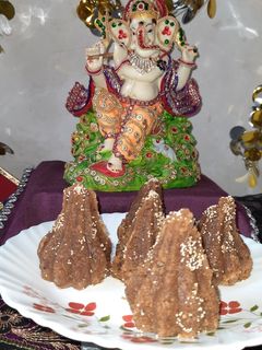 ચૂરમા ના લાડુ (churma ladu recipe in gujarati) રેસીપી મુખ્ય ફોટો