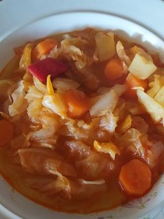 Una foto de Repollo con patatas y zanahorias
