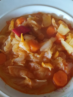 Una foto de Repollo con patatas y zanahorias