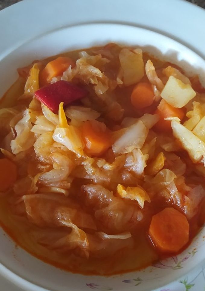 Una foto de Repollo con patatas y zanahorias