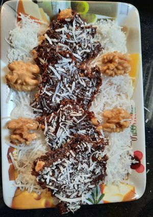 ચોકલેટ વોલનટ ચીકી (Chocolate Walnut Chikki Recipe in Gujarati) રેસીપી મુખ્ય ફોટો