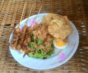 Praktis, Menyajikan Gado-gado sate ayam bakar bumbu kacang ala Cut Dewi Yummy Mantul