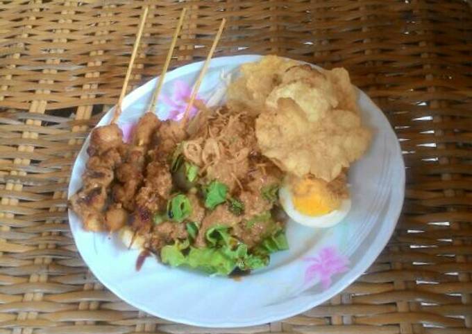 Gado-gado sate ayam bakar bumbu kacang ala Cut Dewi