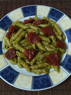 Una foto de Ensalada de pasta con pesto y tomates secos