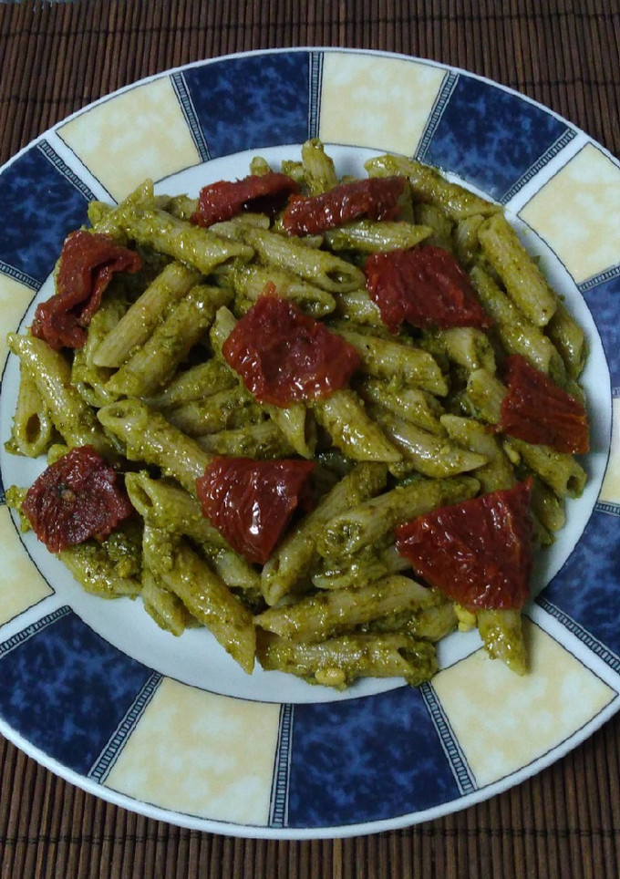 Una foto de Ensalada de pasta con pesto y tomates secos