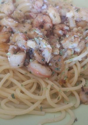 Foto principal de Espaguetis con bacalao y gambas al pilpil (con poco aceite)