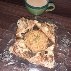 A picture of Spaghetti bread Pizza.
