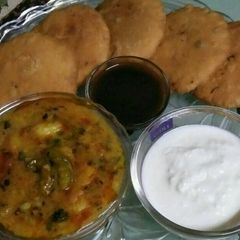 A picture of Stuff daal kachodi with aalu tari.