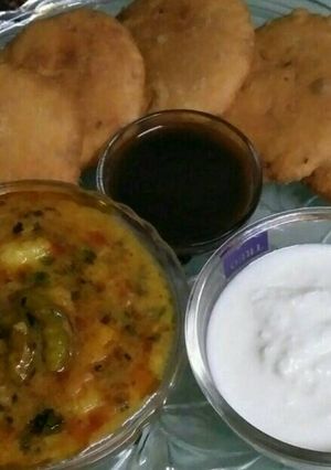 A picture of Stuff daal kachodi with aalu tari.