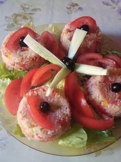 صورة لوصفة سلطة الرز بالخضار المشكلة والتونة والكاشير