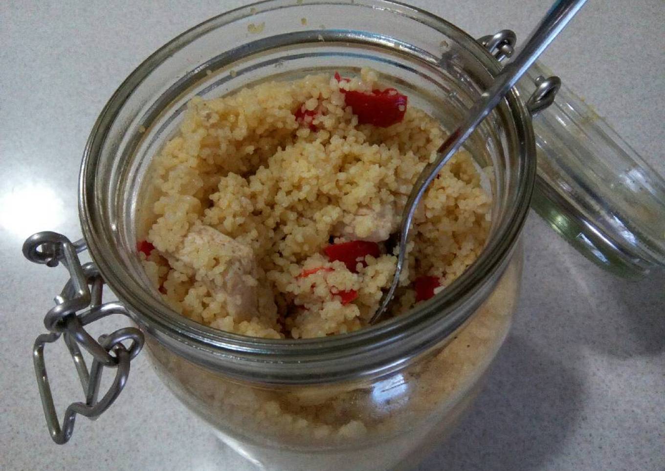 Cuscús con pollo cocinado en el lavaplatos