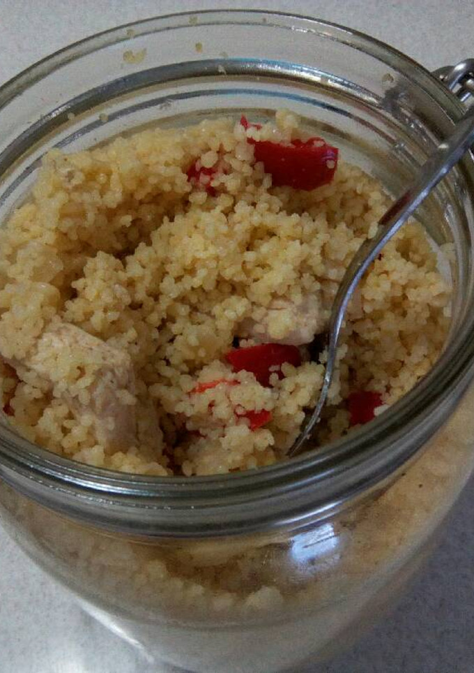 Una foto de Cuscús con pollo cocinado en el lavaplatos