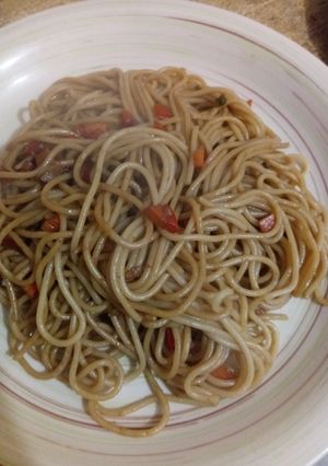 Una foto de Spaguetti con verduras y salsa de Soya