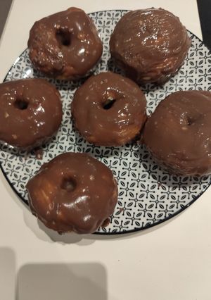 Une photo de Donuts au four au glaçage kinder