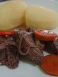 Carne al horno con papas cocidas