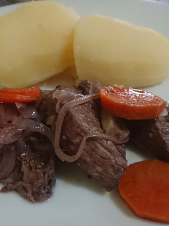 Una foto de Carne al horno con papas cocidas