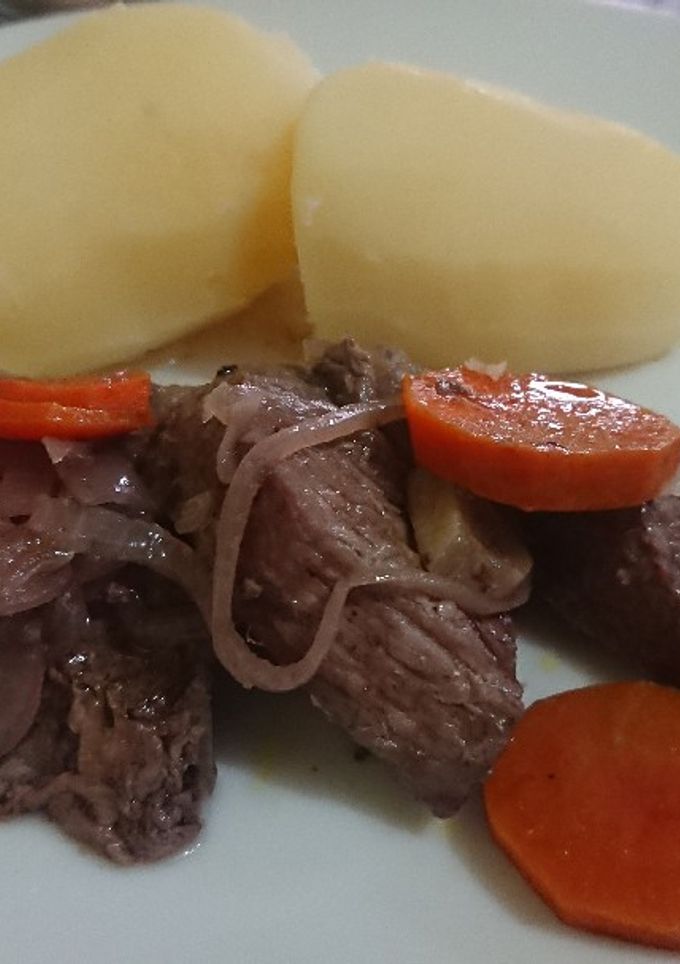 Una foto de Carne al horno con papas cocidas