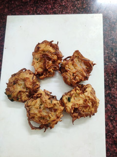 கேரளத்து உள்ளிவடா (Kerala ulli vada recipe in tamil) செய்முறை முக்கிய புகைப்படம்