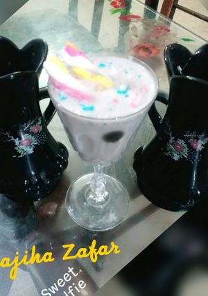 A picture of Marshmallow Cookies Shake.