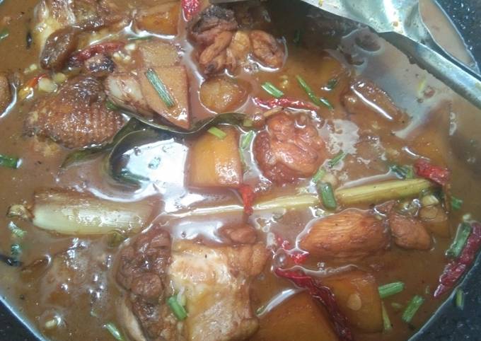 Langkah Mudah untuk Menyiapkan Semur ayam kentang perdana, Enak Banget