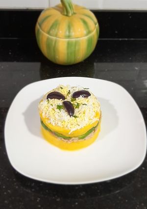 Una foto de Causa de atún con palta