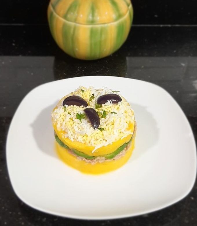 Una foto de Causa de atún con palta