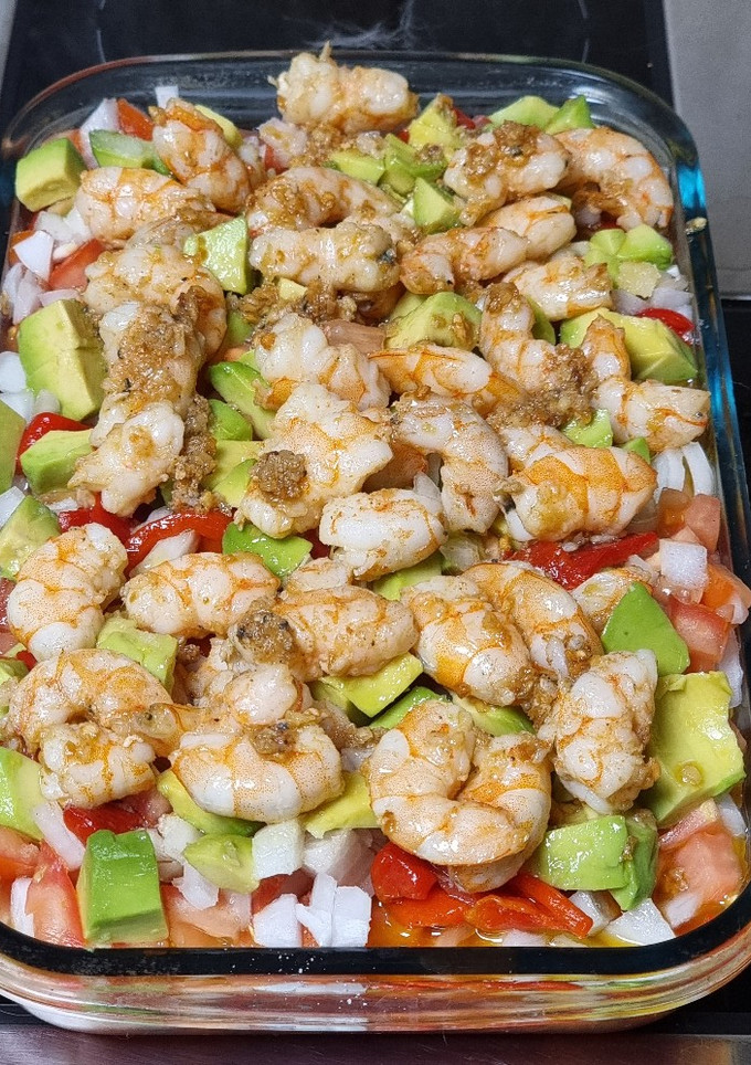 Una foto de Ensalada de pimientos, aguacates y langostinos
