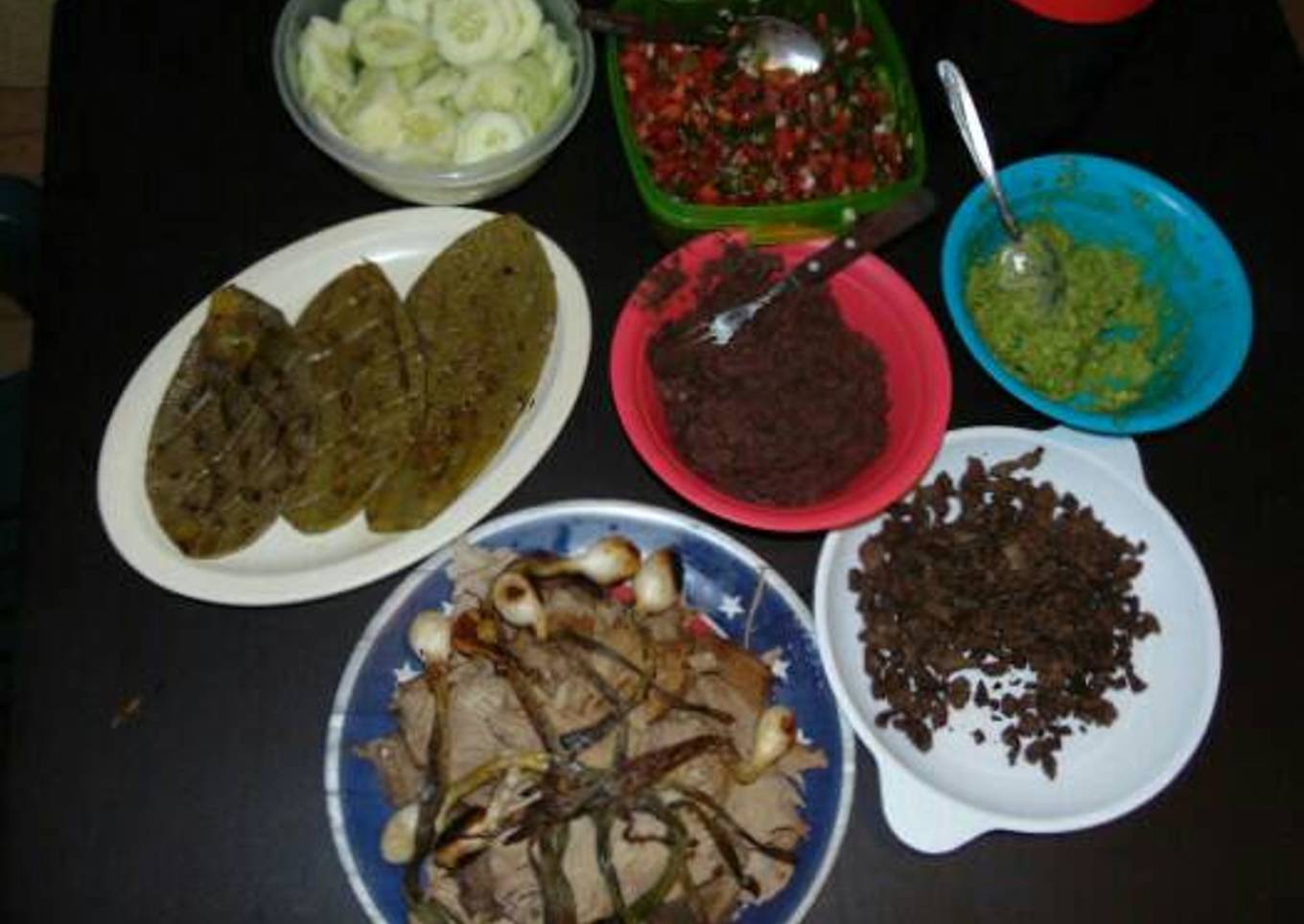 Mesa a lo mexicano (carnes asadas, nopales, pico de gallo...)