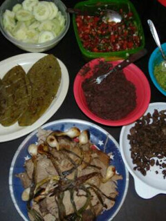 Una foto de Mesa a lo mexicano (carnes asadas, nopales, pico de gallo...)