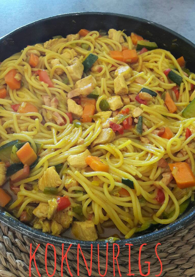 Una foto de Espaguetis con verduras y pollo especiado