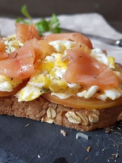 Una foto de Tosta de salmón y huevo roto