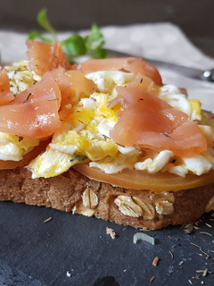 Una foto de Tosta de salmón y huevo roto