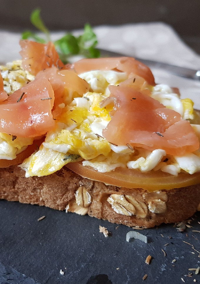 Una foto de Tosta de salmón y huevo roto