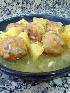 Una foto de Albóndigas de merluza y langostinos