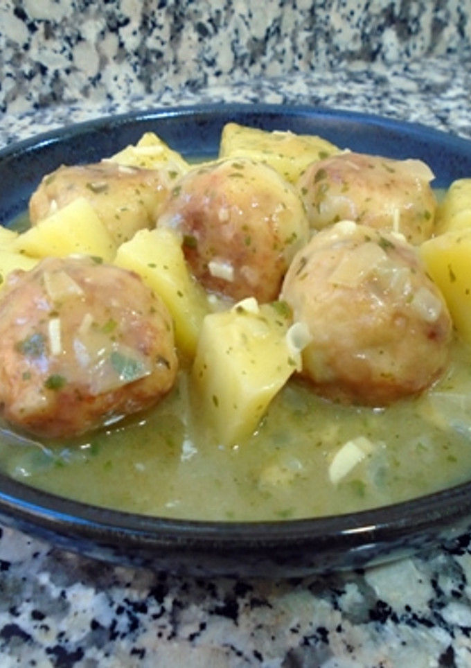 Una foto de Albóndigas de merluza y langostinos