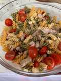 Ensalada de pasta con pollo, jamón cocido y queso parmesano