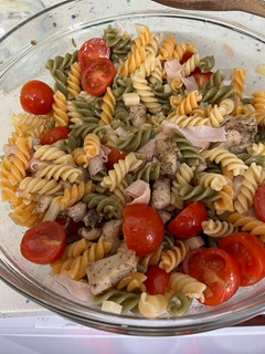 Una foto de Ensalada de pasta con pollo, jamón cocido y queso parmesano