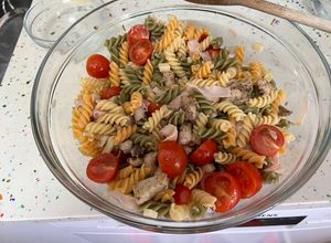 Foto principal de Ensalada de pasta con pollo, jamón cocido y queso parmesano