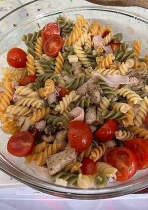 Una foto de Ensalada de pasta con pollo, jamón cocido y queso parmesano