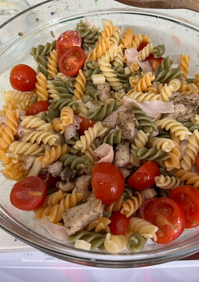 Una foto de Ensalada de pasta con pollo, jamón cocido y queso parmesano