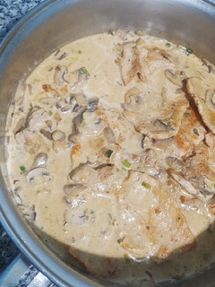 Una foto de Cerdo en salsa de champiñones