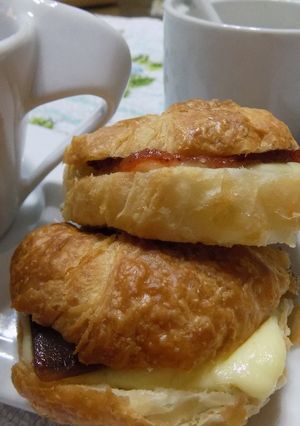 Una foto de Media-lunas rellenas con queso y dulce