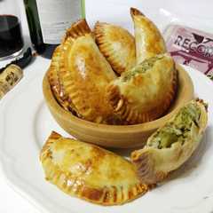 Una foto de Empanadillas de brócoli, queso azul y pera al horno