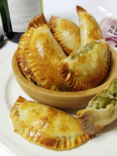Una foto de Empanadillas de brócoli, queso azul y pera al horno