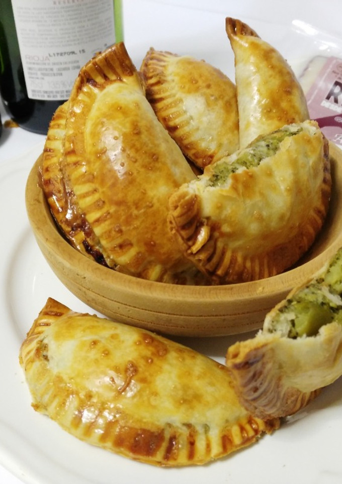 Una foto de Empanadillas de brócoli, queso azul y pera al horno