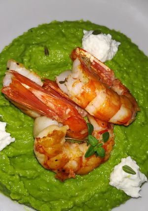 Foto di Non è una vellutata! - Gamberi su crema di piselli e burrata