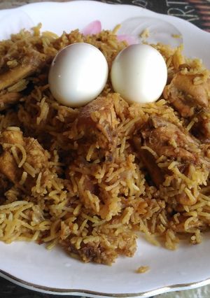 A picture of Murg shahi biryani.