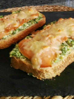 Una foto de Tostas gratinadas de salmón ahumado