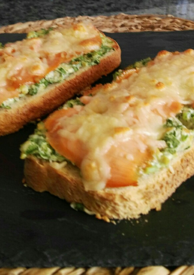 Una foto de Tostas gratinadas de salmón ahumado